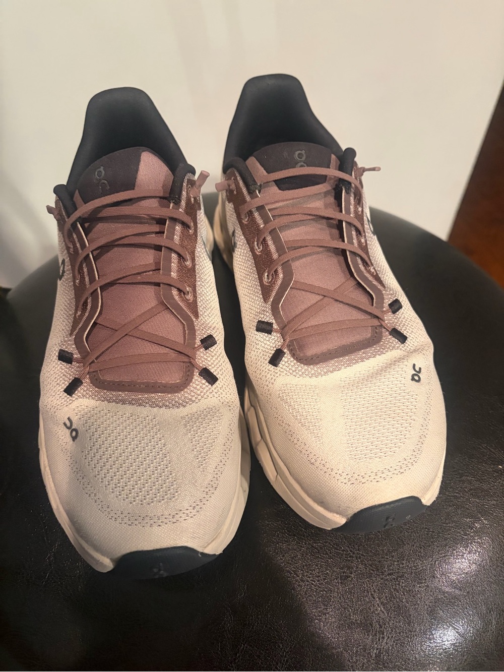 Women ON athletic sneakers, size 10